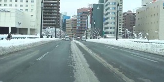 新泻市积雪覆盖的道路