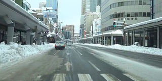 新泻市积雪覆盖的道路