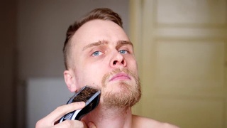 用电动剃须刀刮脸视频素材模板下载