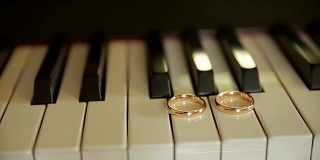 那架旧钢琴的琴键上挂着结婚戒指