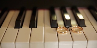 那架旧钢琴的琴键上挂着结婚戒指