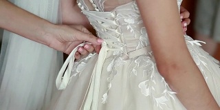婚礼上，新娘穿着礼服、鞋子、珠宝
