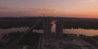 日落时分无人机拍摄的房屋建筑画面