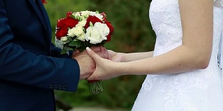 在婚礼当天，新郎会抚摸新娘的手，也就是婚礼花束