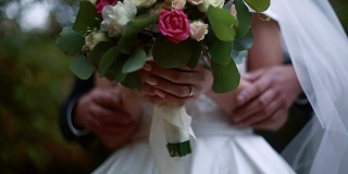在婚礼当天，新郎会抚摸新娘的手，也就是婚礼花束