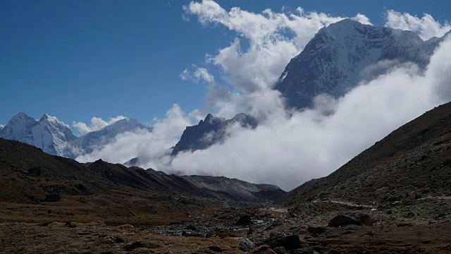 在喜马拉雅山脉的背景下移动的云