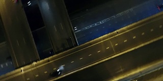 夜间城市街道交通的录像。高速公路交通鸟瞰图和俯视图，4K。