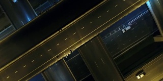 夜间城市街道交通的录像。高速公路交通鸟瞰图和俯视图，4K。