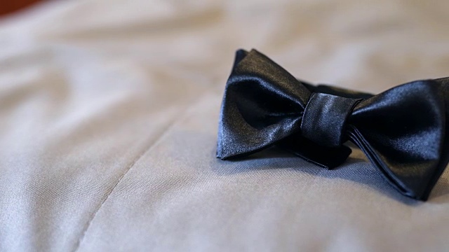 婚礼——桌上放着黑色领结