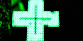 发光的绿色制药十字。药房路标