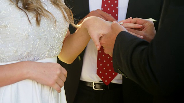 新郎和新娘在婚礼当天交换戒指