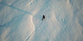人在新粉雪中穿雪鞋4K超高清航拍视频