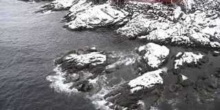4K视频俯视图显示罗浮敦群岛的海和蜿蜒的哈姆诺伊村