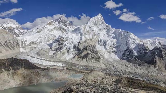 从卡拉帕特尔山顶拍摄珠穆朗玛峰、珠穆朗玛峰大本营和昆布冰川。