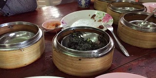 各种蒸饺食品摆在桌上