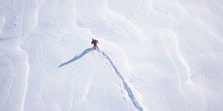 人在新粉雪中穿雪鞋4K超高清航拍视频