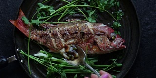 烤红鲷鱼配姜酱油和配菜