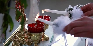 在教堂里，新娘和新郎手持蜡烛举行婚礼