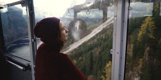 从缆车上看阿尔卑斯山湖的风景的女人
