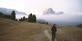 在Dolomites的Seceda山附近徒步旅行的妇女