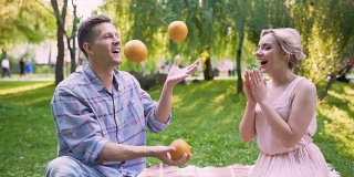 男朋友给女士惊喜，用橘子玩杂耍