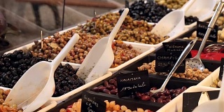 法国农贸市场上各种各样的香料橄榄、蔬菜和泡菜。地方美食，天然健康食品和丰富的理念