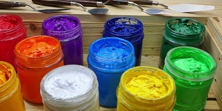 彩色的塑料溶胶墨水在木盒子