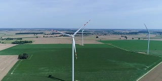 麦田里矗立着风力发电机。鸟瞰图