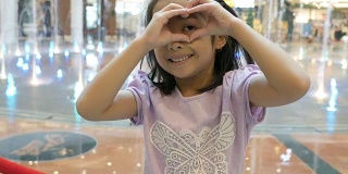 亚洲小女孩的心形手势