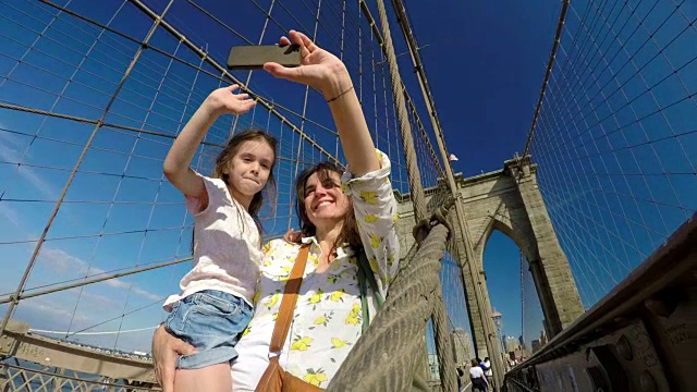 NYC-Travelers。快乐的游客在纽约自拍。
