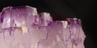 近距离观察半透明的半珍贵的萤石矿物紫棱镜