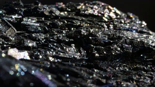 MACRO:黑色赤铁矿，玻璃般的表面闪烁着各种颜色。视频素材模板下载