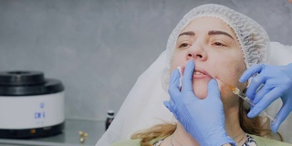 美容师给病人注射肉毒杆菌增加嘴唇