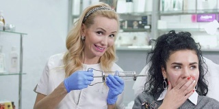 Cosmetologist frightens patient with big syringe