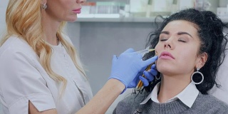 美容师在脸颊注射肉毒杆菌