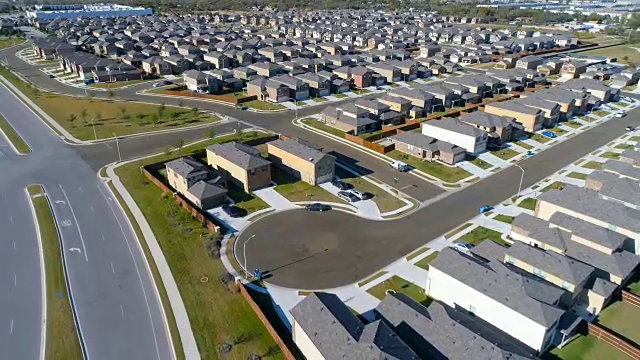支持从全新的家园到新区域的新家园建设无人机郊区视图