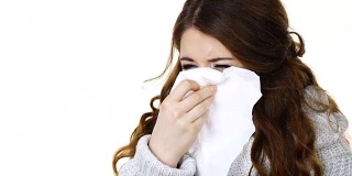 生病的冻女人在纸巾中咳嗽