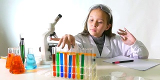 做科学实验的小女孩，读笔记，选择，做笔记