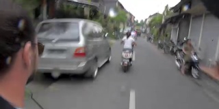 在热带乡村公路上骑摩托车，第一人称视角