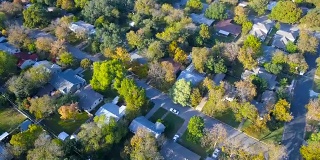 在奥斯丁无人机拍摄的郊区附近的家园周围的彩色树木