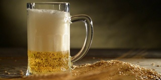 一品脱大麦啤酒。往玻璃杯里倒啤酒。