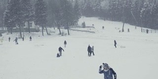 冬季运动，休闲雪橇，滑雪，雪橇。滑雪坡的总镜头。