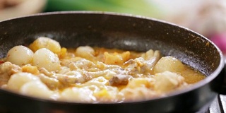 烹制韩式小吃麻辣鱼丸饼炖汤