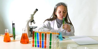 做科学实验的小女孩