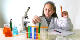 做科学实验的小女孩