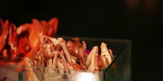海鲜螃蟹在自助餐角落的桌子上为一个聚会。