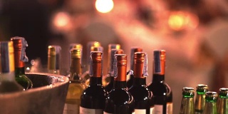 晚上聚会时吧台上提供的各种酒瓶子。