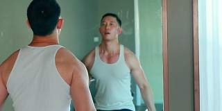 英俊健美的亚洲运动男子在健身房做哑铃卷曲练习。-股票视频
