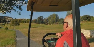 男人开高尔夫球车