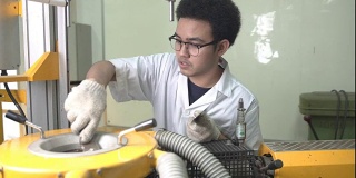 淘洗:年轻科学家清理吹膜挤出机的模具